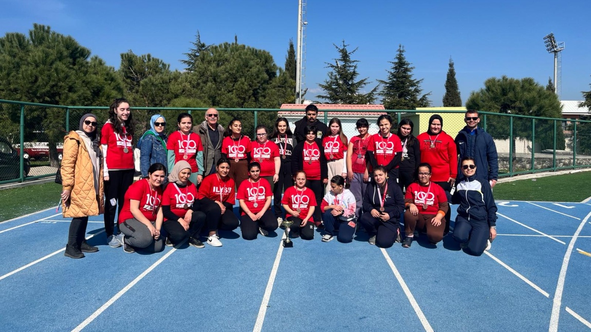 Manisa  Atatürk Olimpik stadyumunda düzenlenen Özel sporcular il müsabakasına okulumuz Gençler A  mental  kategorisinde 100 m ,200 m ,400 m koşuda öğrencilerimiz birinci olmuştur.