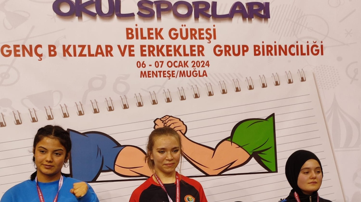 Bilek Güreşi Genç Kızlar kategorisinde Öğrencimiz Bölge Birincisi oldu. Öğrencimiz ,Konya'da yapılacak olan Türkiye şampiyonasında ilimizi ve bölgemizi temsil edecektir.